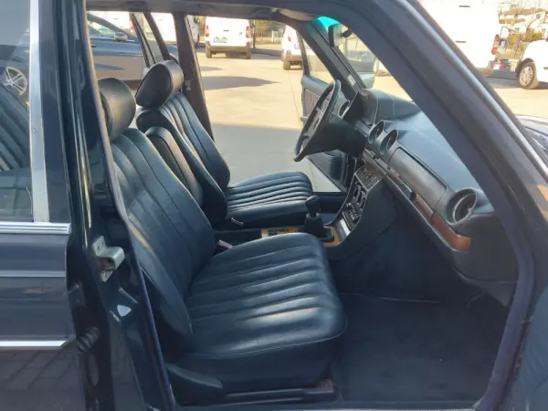 Mercedes-Benz 240 D 9