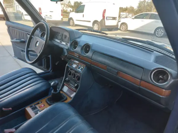 Mercedes-Benz 240 D 11