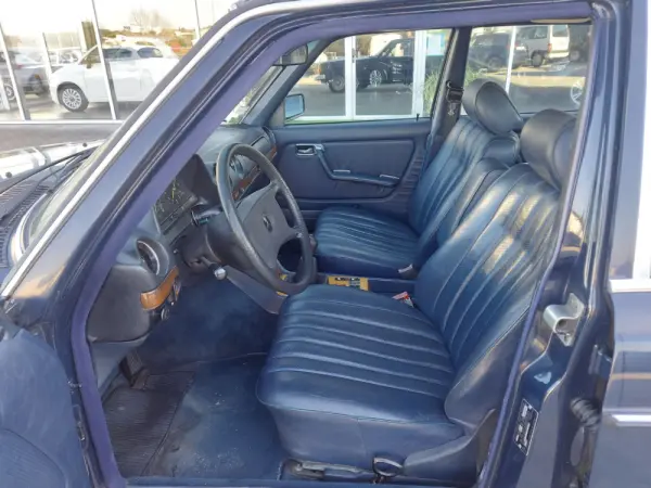 Mercedes-Benz 240 D 12