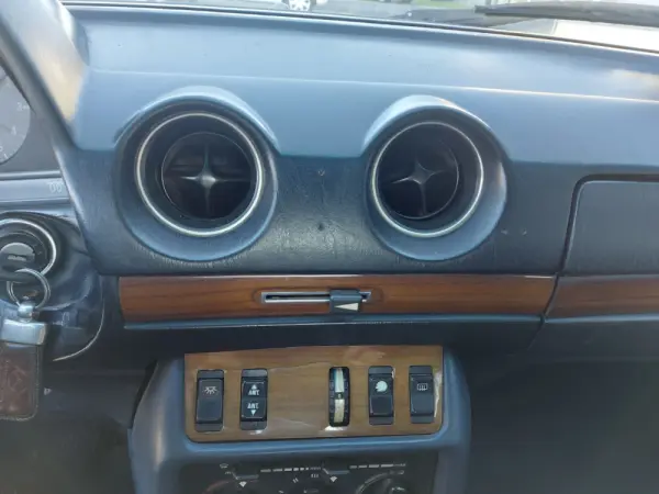 Mercedes-Benz 240 D 15