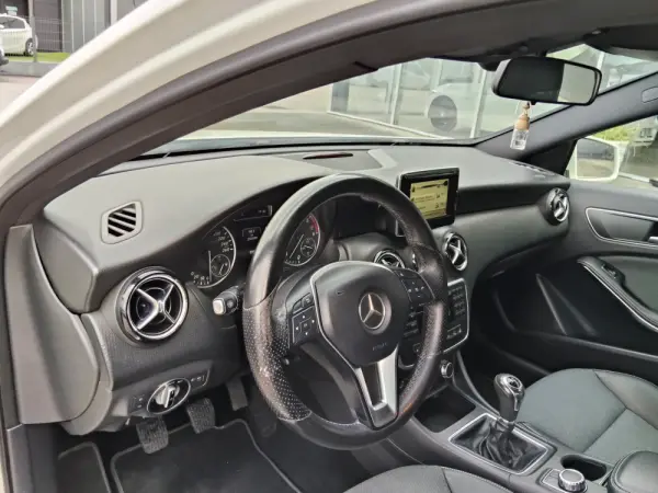 Mercedes-Benz A 180 d Urban 12