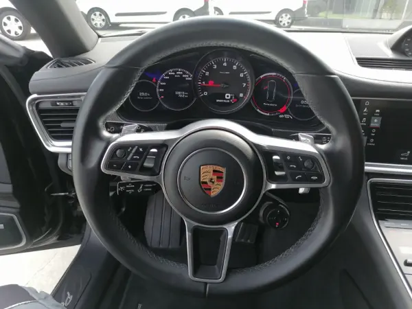 Porsche Panamera 4S 38