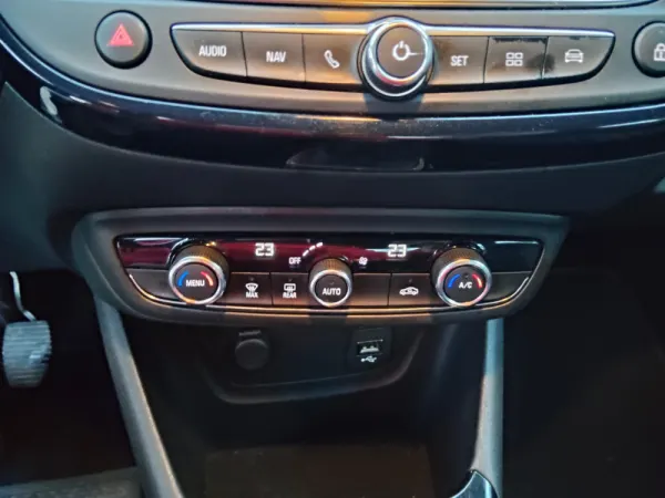 Opel Crossland 1.2 T Business Edition 27