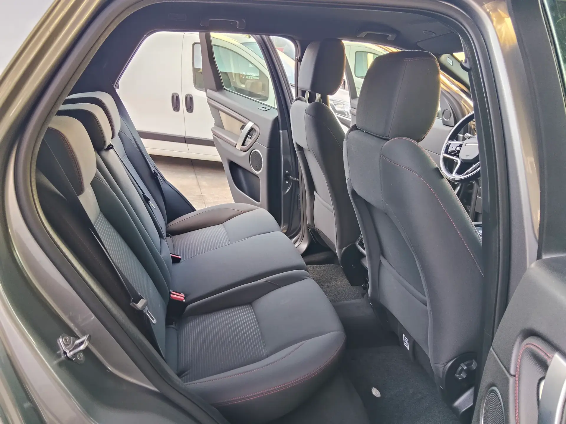 Land Rover Discovery Sport P300e AWD Dynamic SE 23