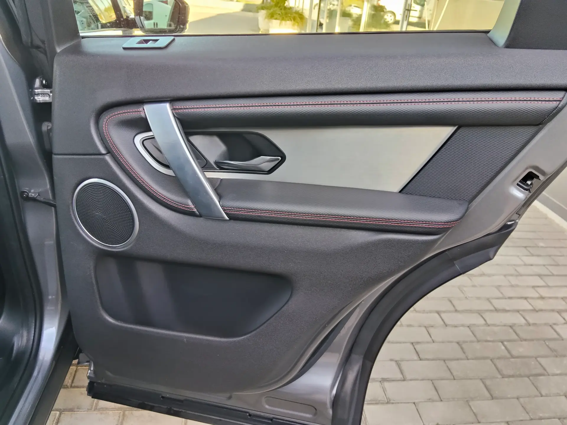 Land Rover Discovery Sport P300e AWD Dynamic SE 24