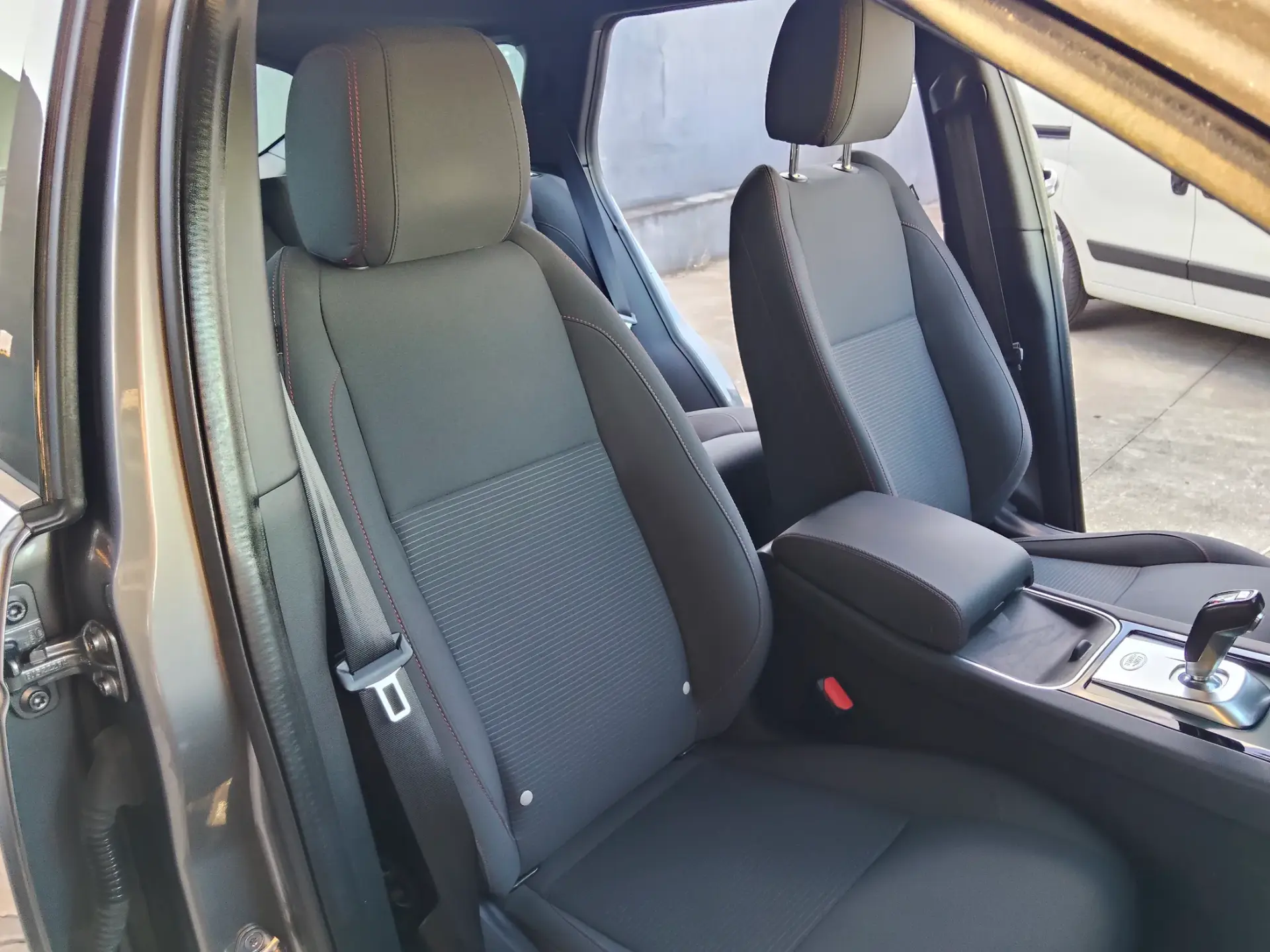 Land Rover Discovery Sport P300e AWD Dynamic SE 28