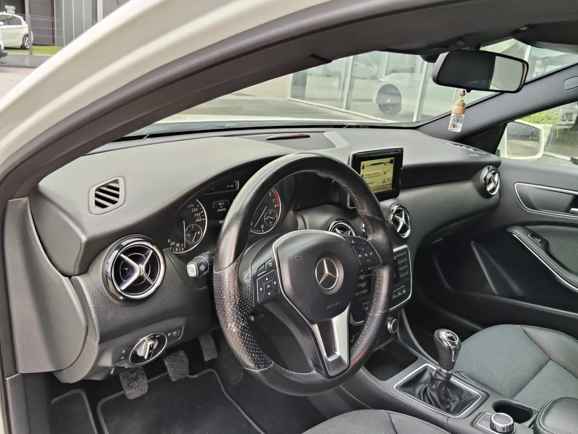 Mercedes-Benz A 180 d Urban 12