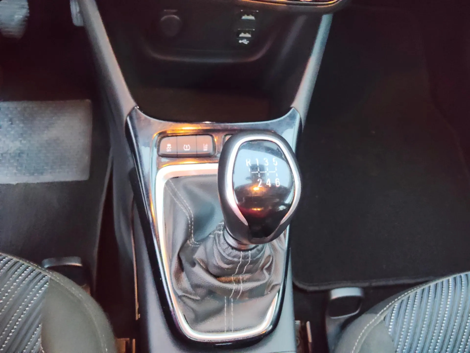 Opel Crossland 1.2 T Business Edition 26