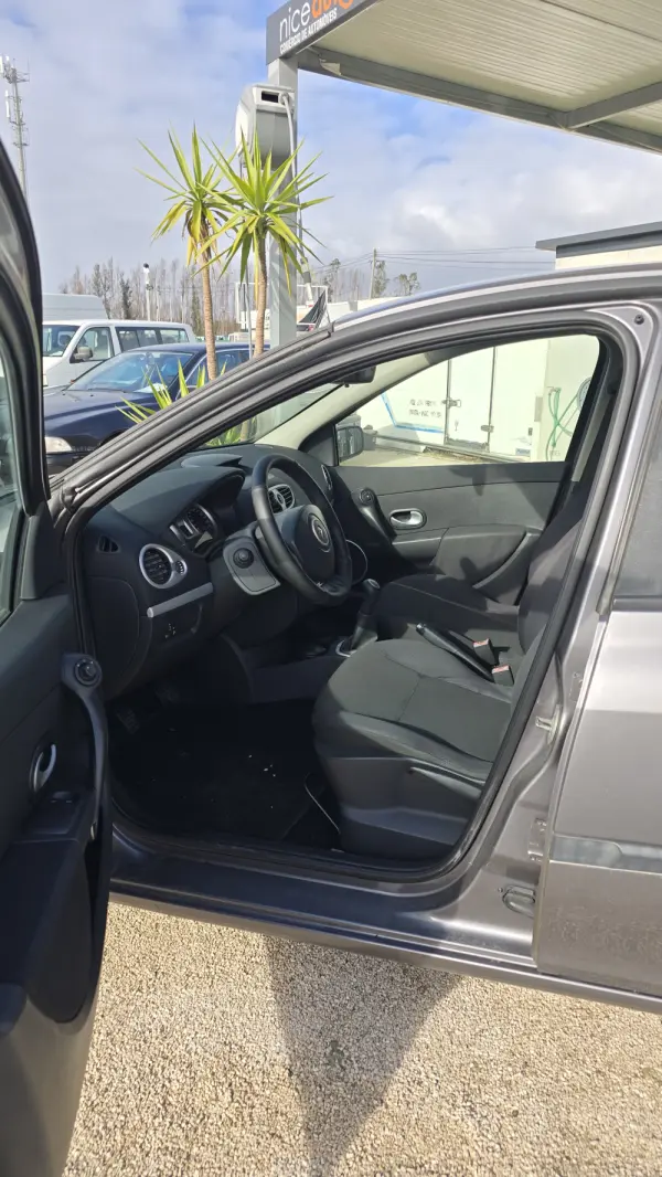 Renault Clio 1.2 16V SE Storia Confort 6