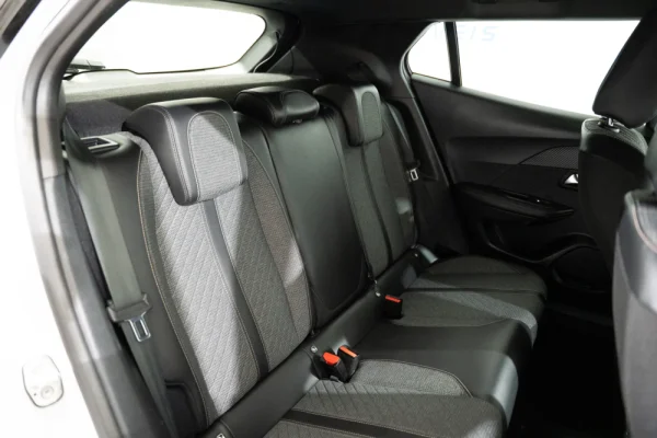 Peugeot 2008 1.2 PureTech Allure EAT8 28
