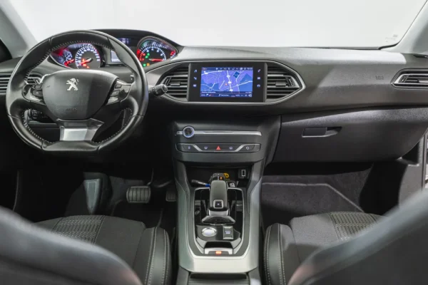 Peugeot 308 SW 1.2 PureTech Allure EAT8 11