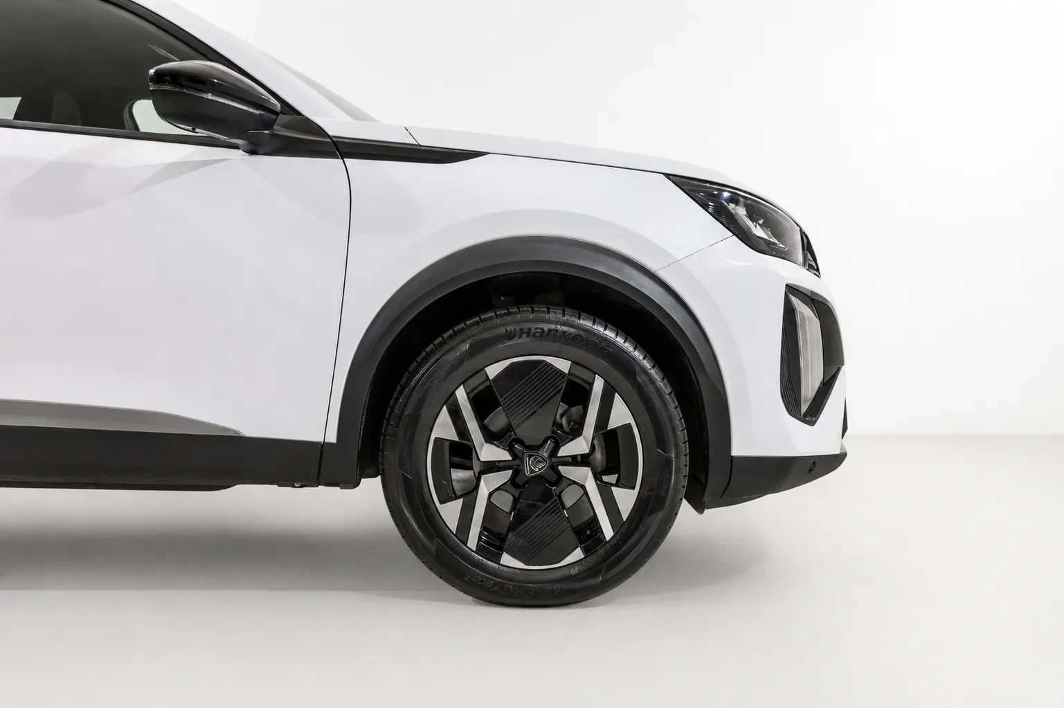 Peugeot 2008 1.2 PureTech Allure EAT8 4