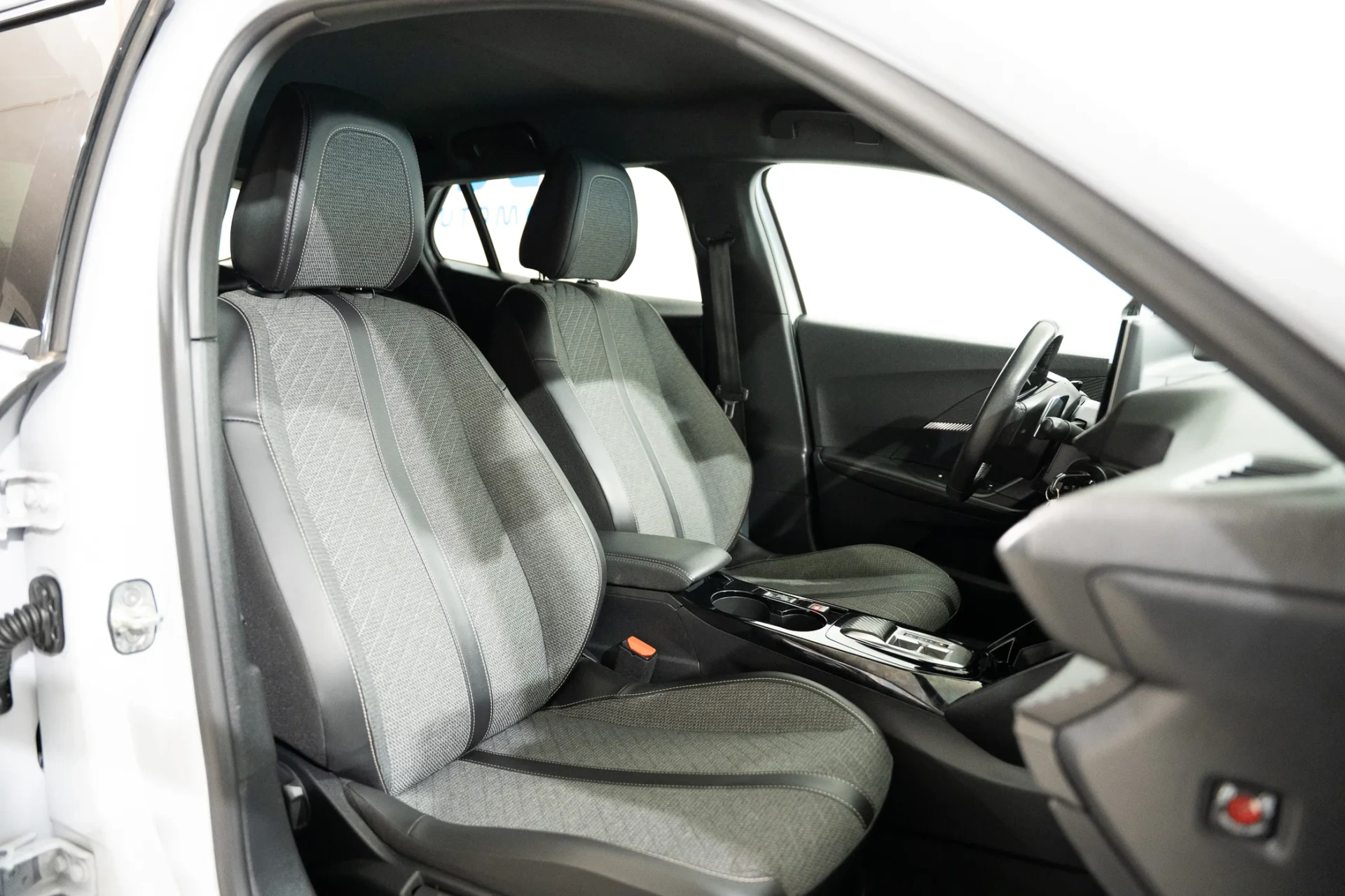 Peugeot 2008 1.2 PureTech Allure EAT8 27