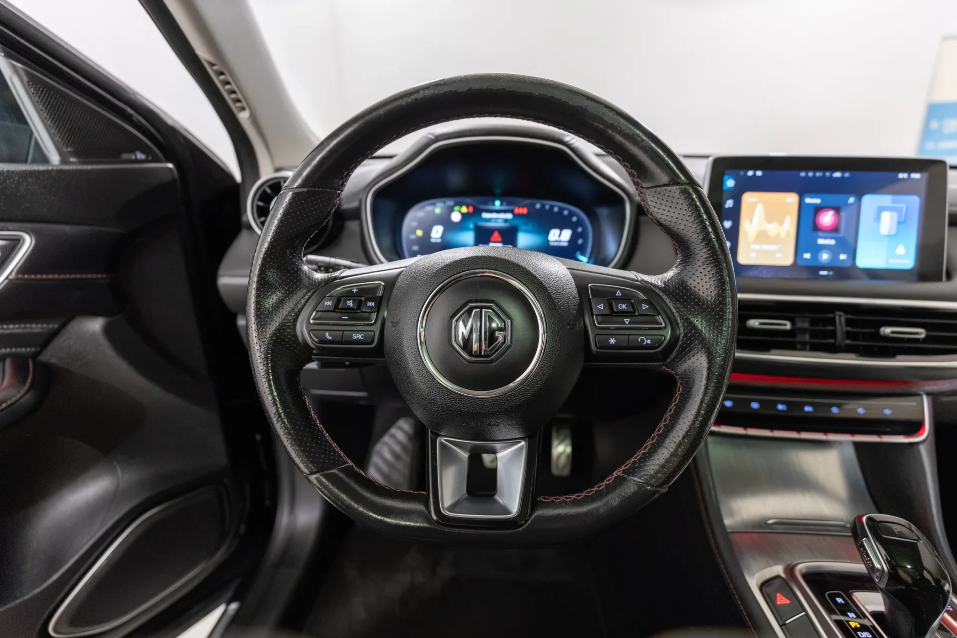 MG HS 1.5 T Luxury AT 13