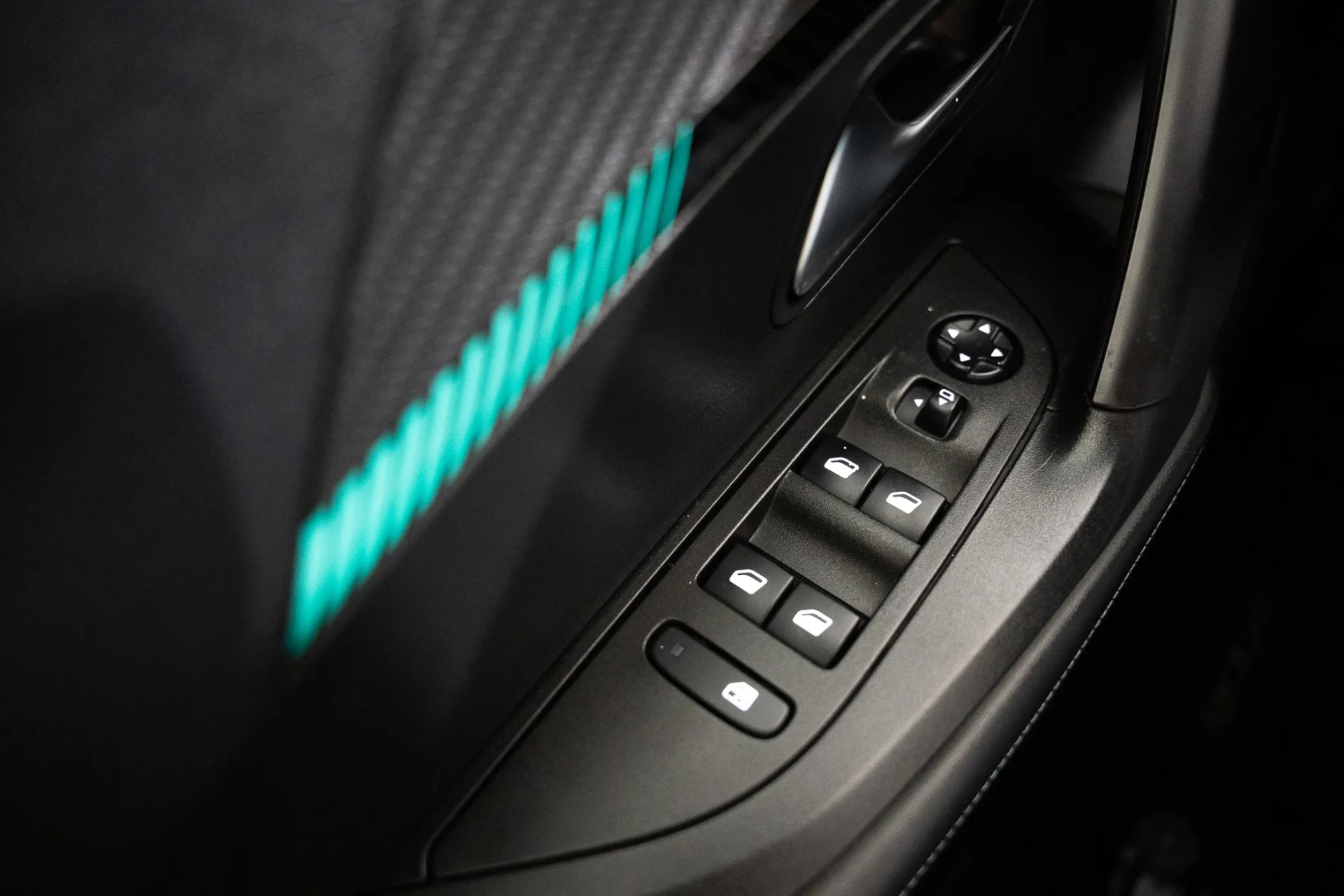 Peugeot 2008 1.5 BlueHDi Allure EAT8 13