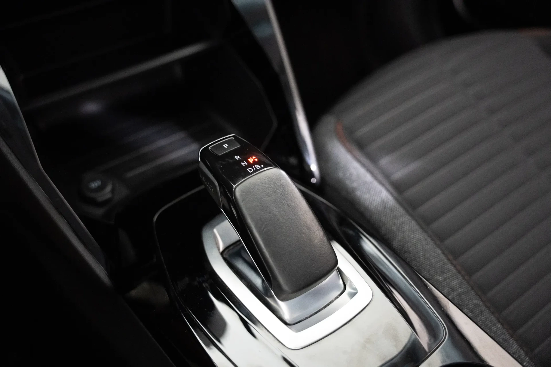 Peugeot e-2008 50 kWh Active Pack 19