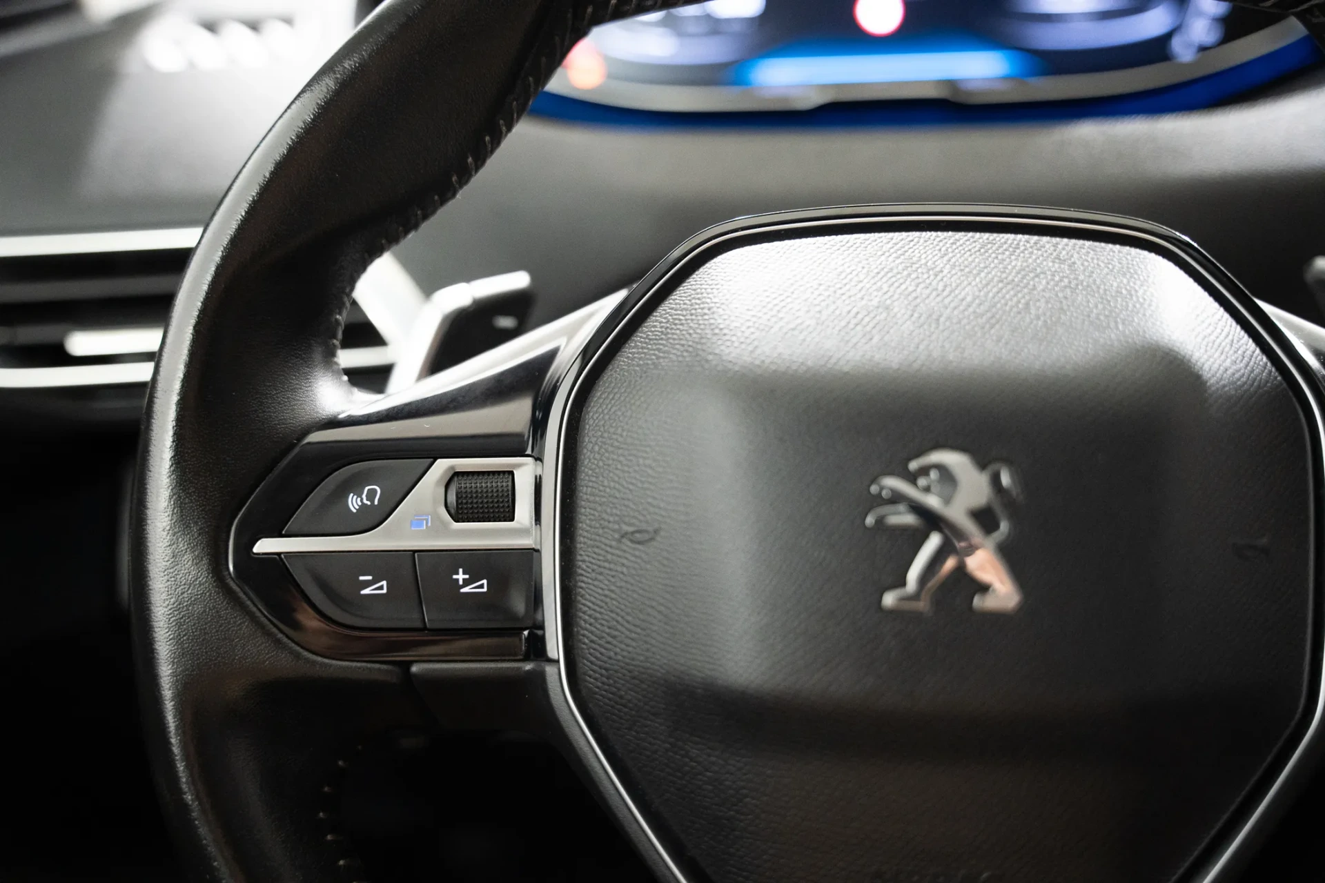 Peugeot 3008 1.2 PureTech Allure EAT8 6