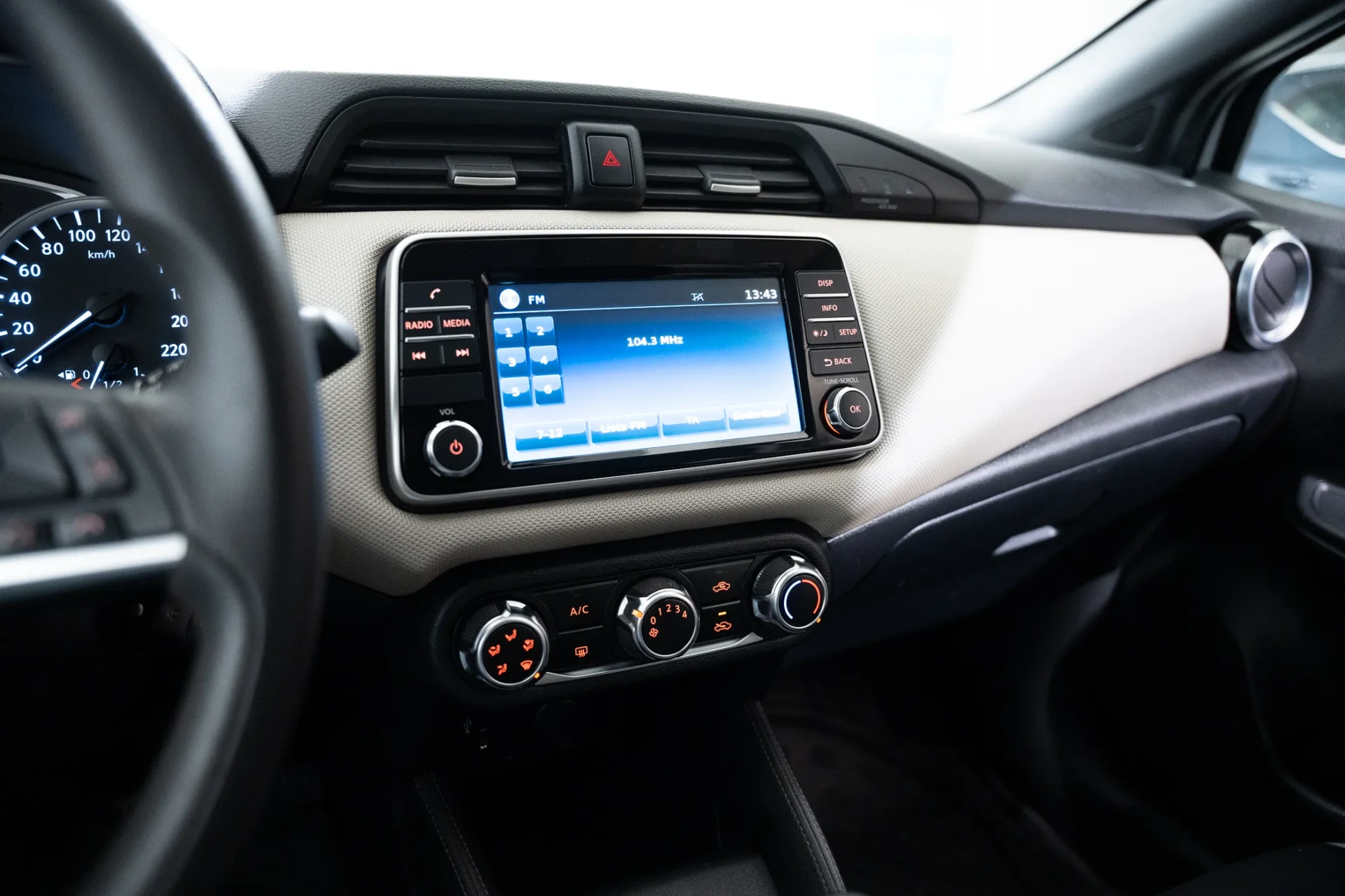 Nissan Micra 0.9 IG-T N-Connecta S/S 12
