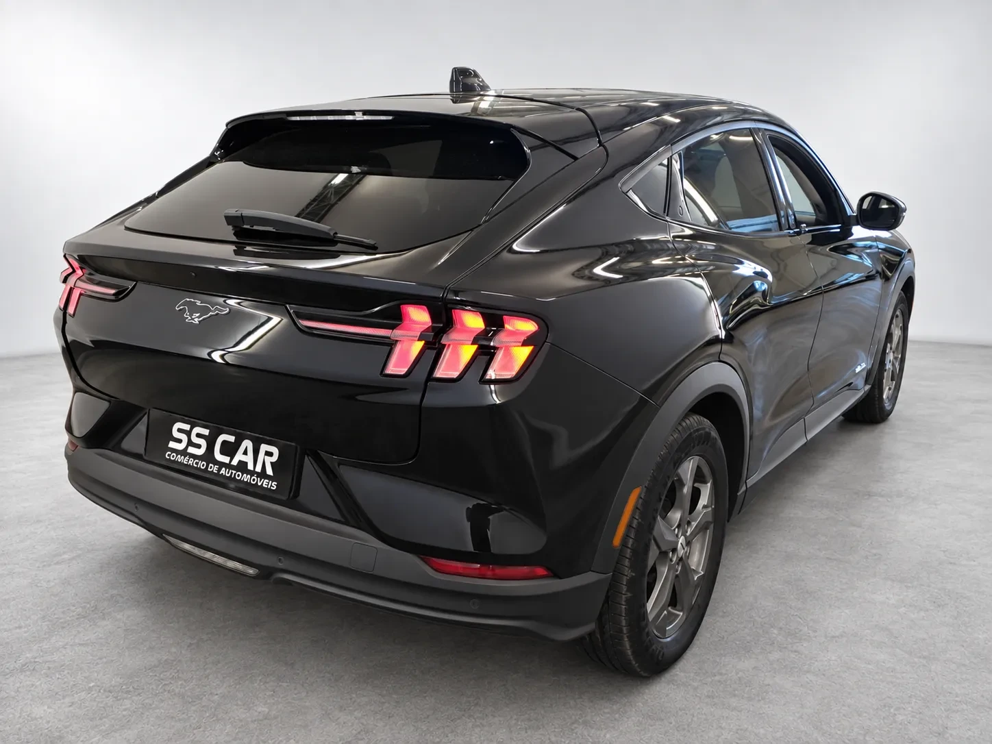 Ford Mustang Mach-E 75.7 kWh Base 2