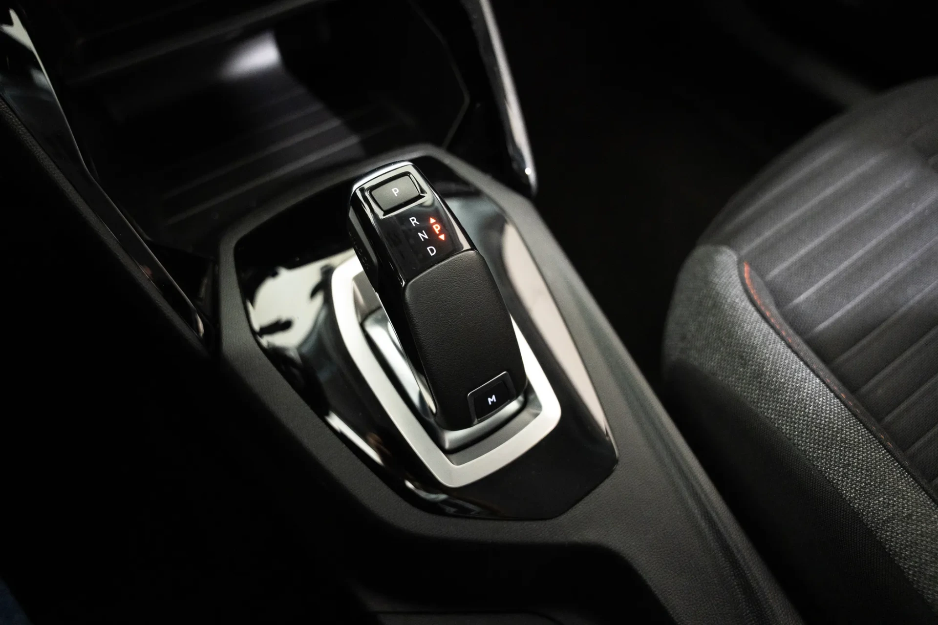Peugeot 2008 1.2 PureTech Active EAT8 24