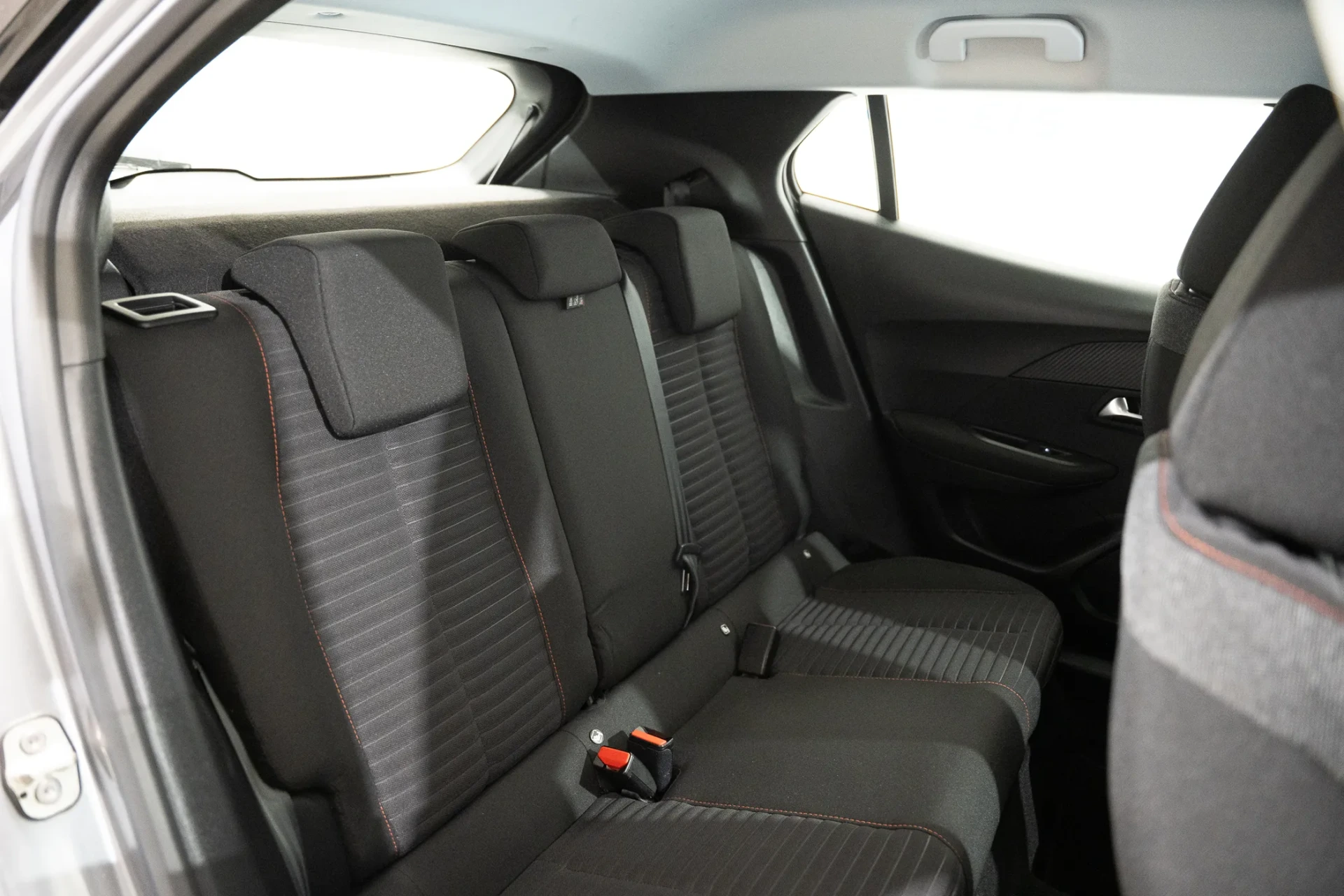 Peugeot 2008 1.2 PureTech Active EAT8 27