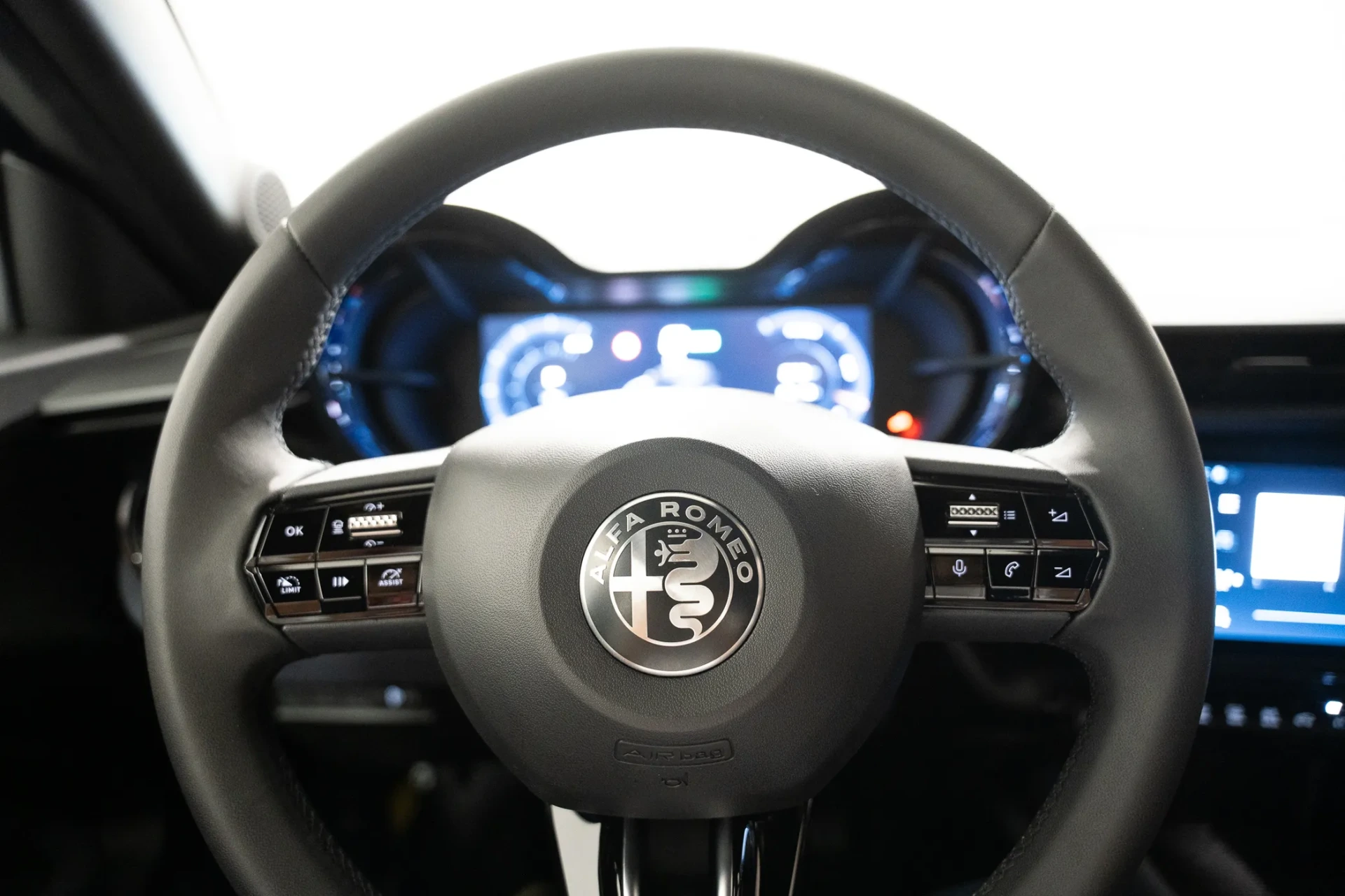 Alfa Romeo Junior 54 kWh Intensa 13