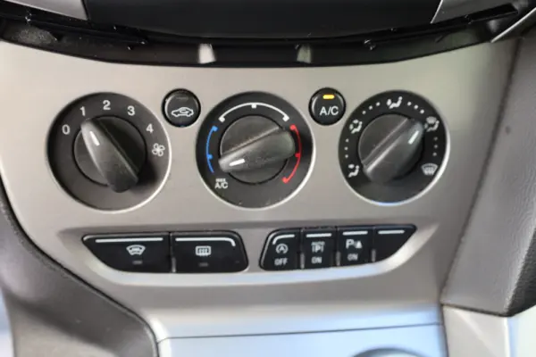 Ford Focus 1.0 EcoBoost S&S Champions Edition 9