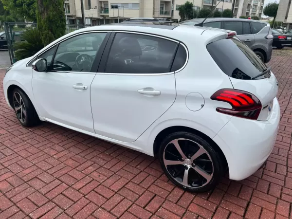 Peugeot 208 1.2 PureTech Allure 8