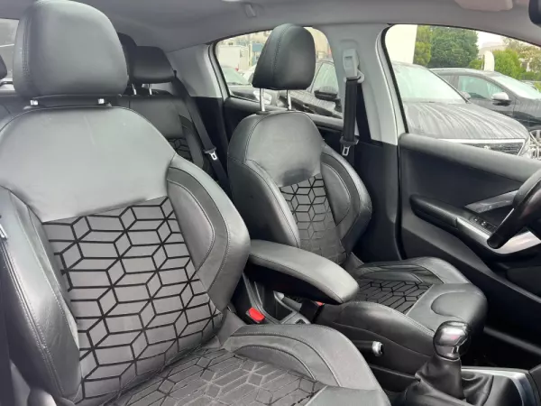 Peugeot 208 1.2 PureTech Allure 15
