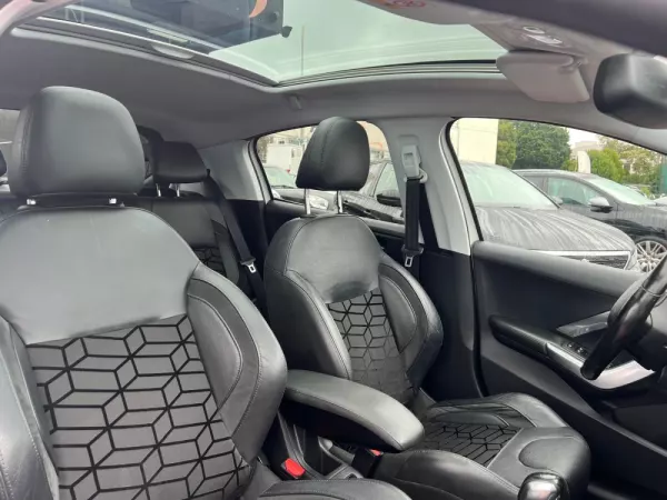 Peugeot 208 1.2 PureTech Allure 16