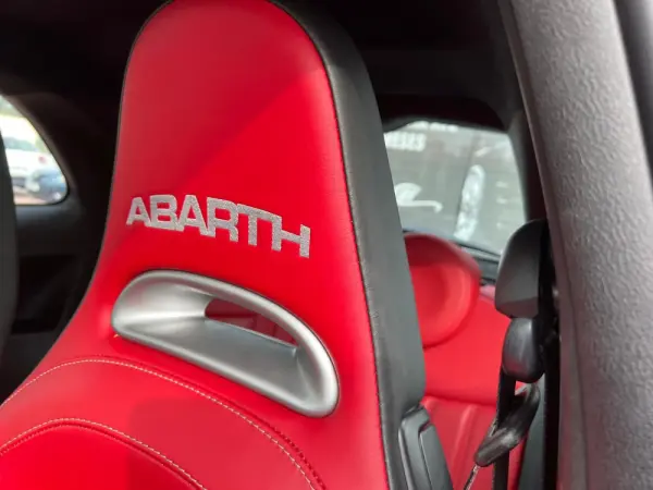 Abarth 500e C Outro 17