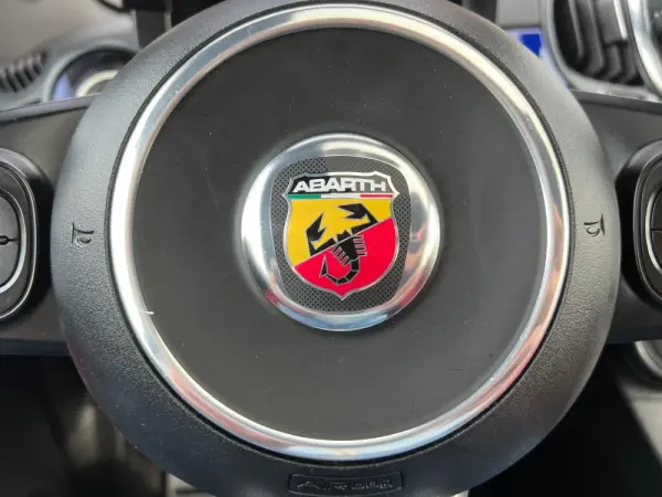 Abarth 500e C Outro 31
