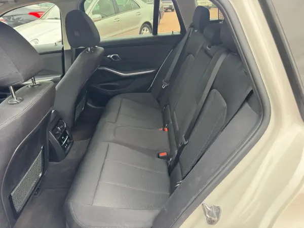 BMW 320 d Touring Auto 13