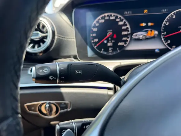 Mercedes-Benz E 300 AMG Line 31