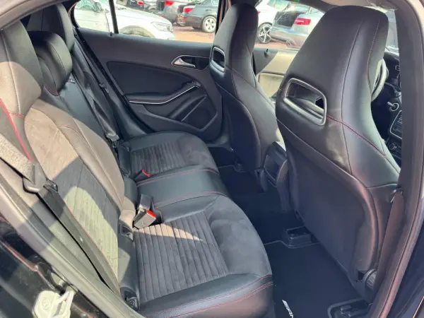 Mercedes-Benz GLA 180 CDi AMG Line 38