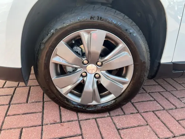 Peugeot 2008 1.2 PureTech Style 6