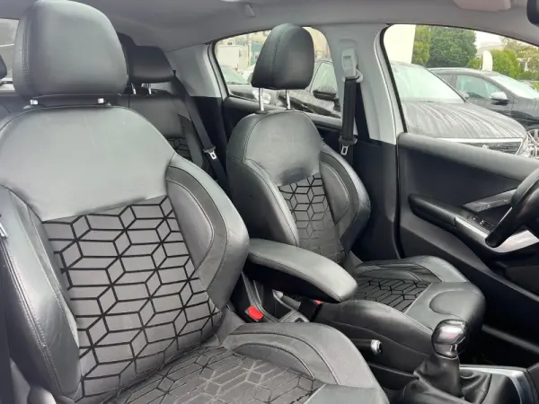 Peugeot 208 1.2 PureTech Allure 15