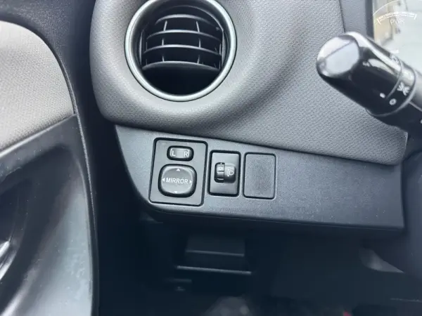 Toyota Yaris 1.5 HSD Comfort+Navi 28