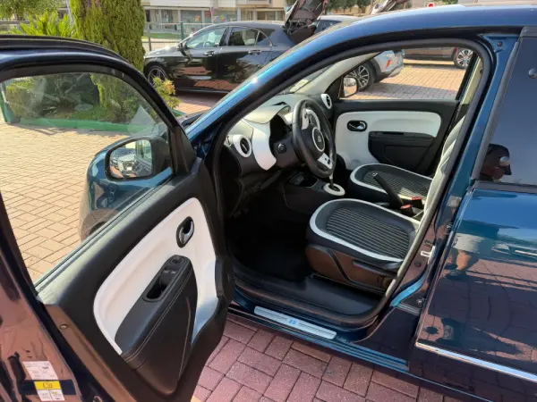Renault Twingo Z.E. 22 Intens 21