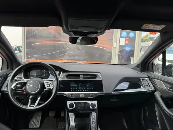 Jaguar I-Pace 32