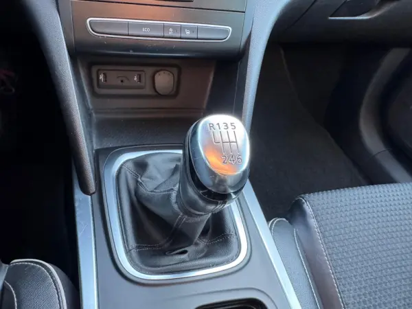 Renault Mégane Sport Tourer ENERGY TCe 130 BOSE EDITION 38