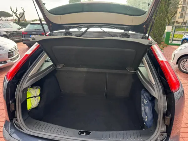 Ford Focus 1.6 TDCi Ghia 11