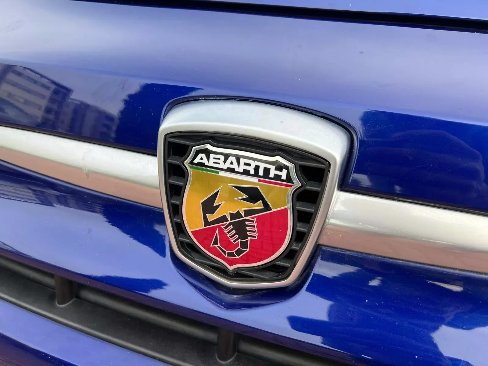 Abarth 500e C Outro 3