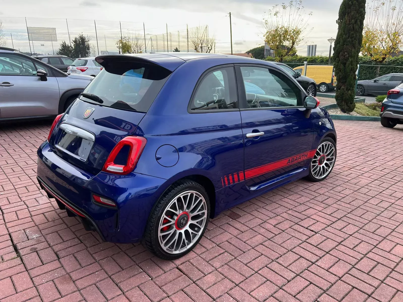 Abarth 500e C Outro 11