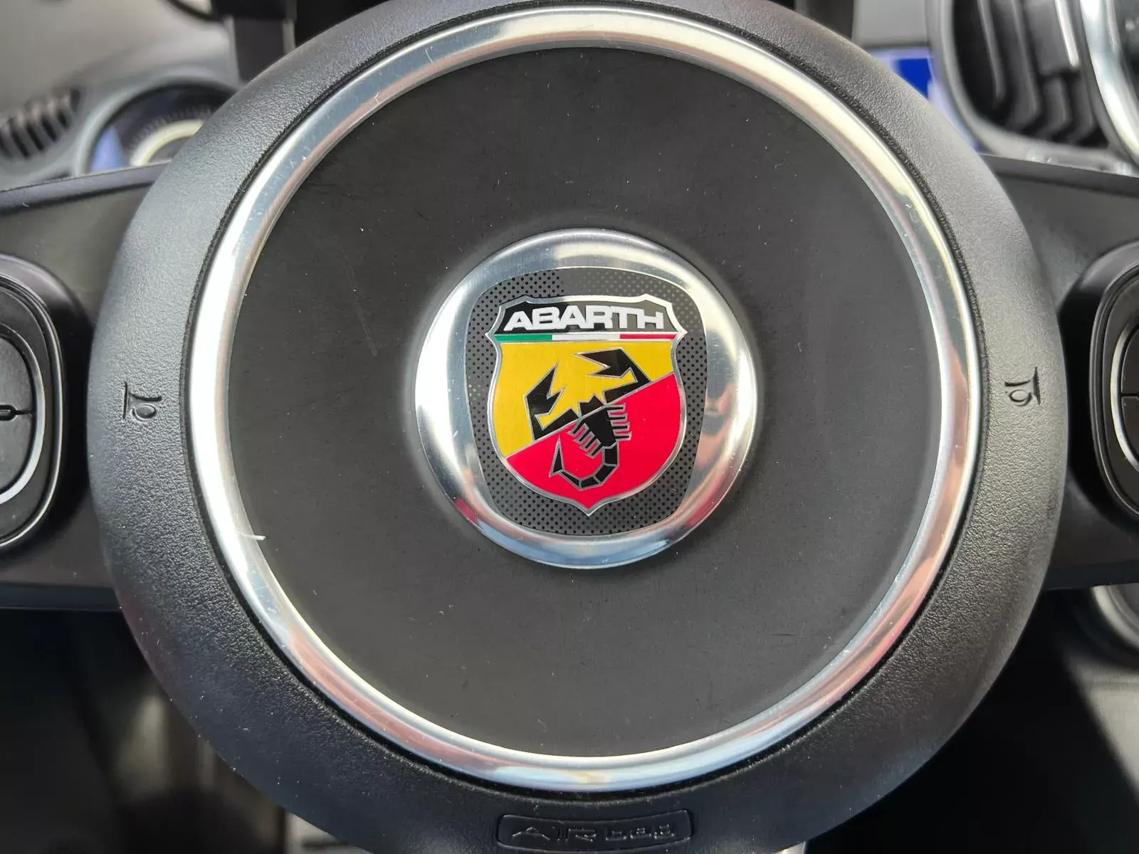 Abarth 500e C Outro 31