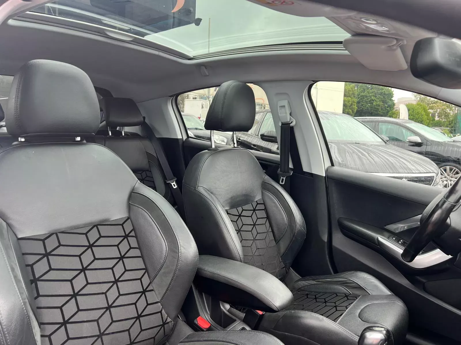 Peugeot 208 1.2 PureTech Allure 16