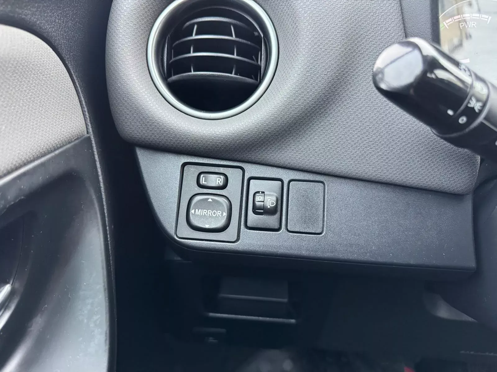 Toyota Yaris 1.5 HSD Comfort+Navi 28