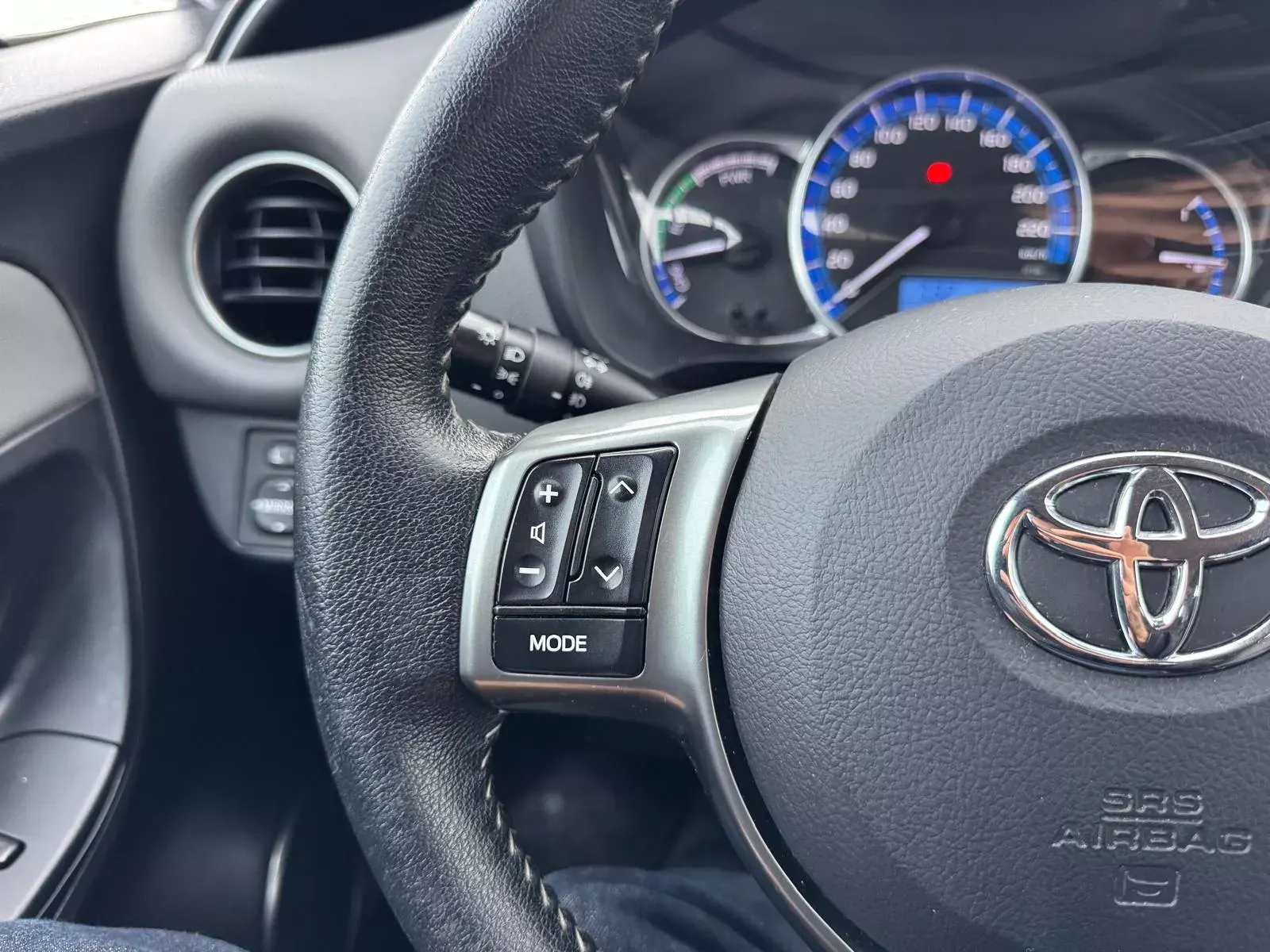 Toyota Yaris 1.5 HSD Comfort+Navi 64