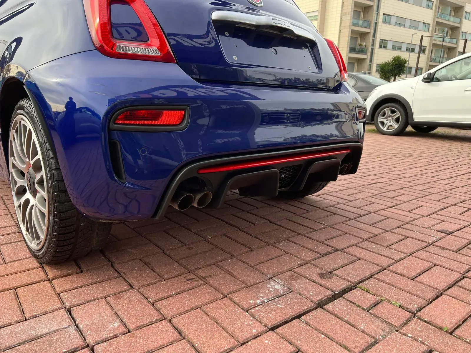 Abarth 500e C Outro 9