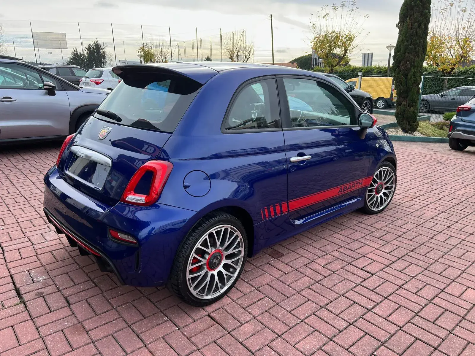 Abarth 500e C Outro 11